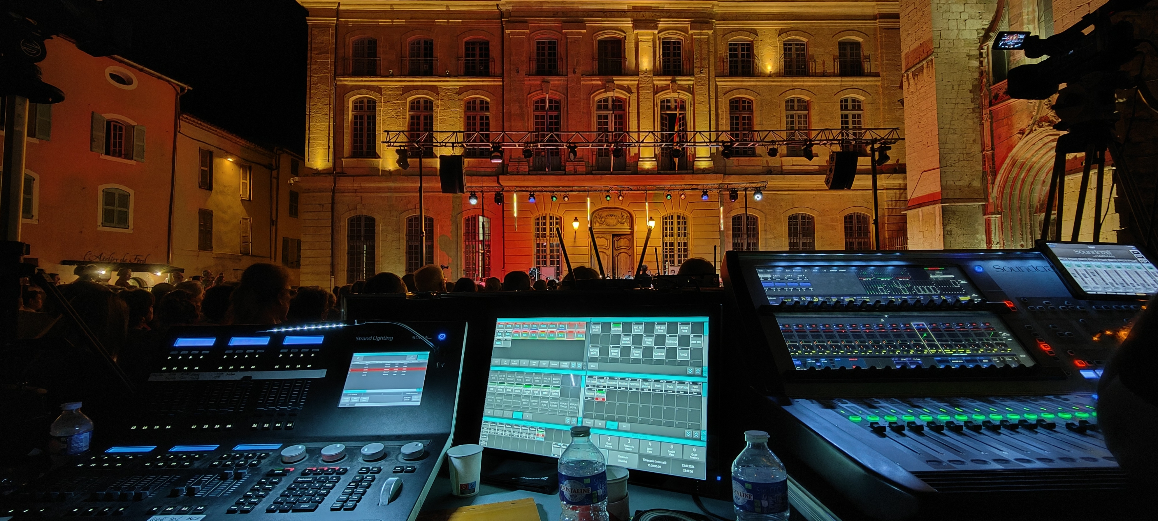Poste de régie consoles lumière et son